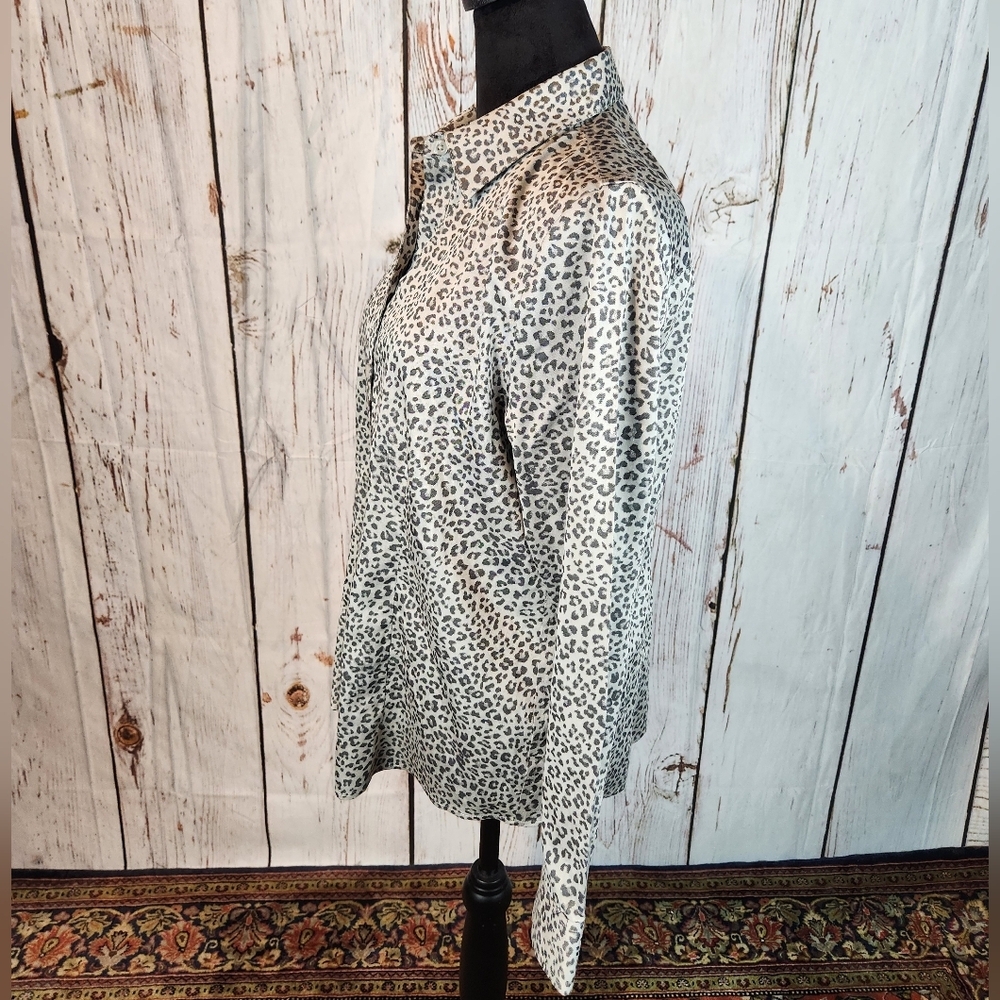 Chico's No-Iron Coolmax All Season Snow Leopard Print Button Down Shirt 0 4/6 - Picture 3 of 9